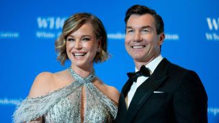 Rebecca Romijn and Jerry O'Connell on the red carpet