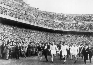 The Real Madrid made a lap of honour after its victory at the Champion Clubs' Europe Cup. One can recognize the players Alfredo DI STEFANO, MARQUITOS and MATEOS. The Real team won the Europe Cup for the second time by beating the Italian Fiorentina team by 2-0.