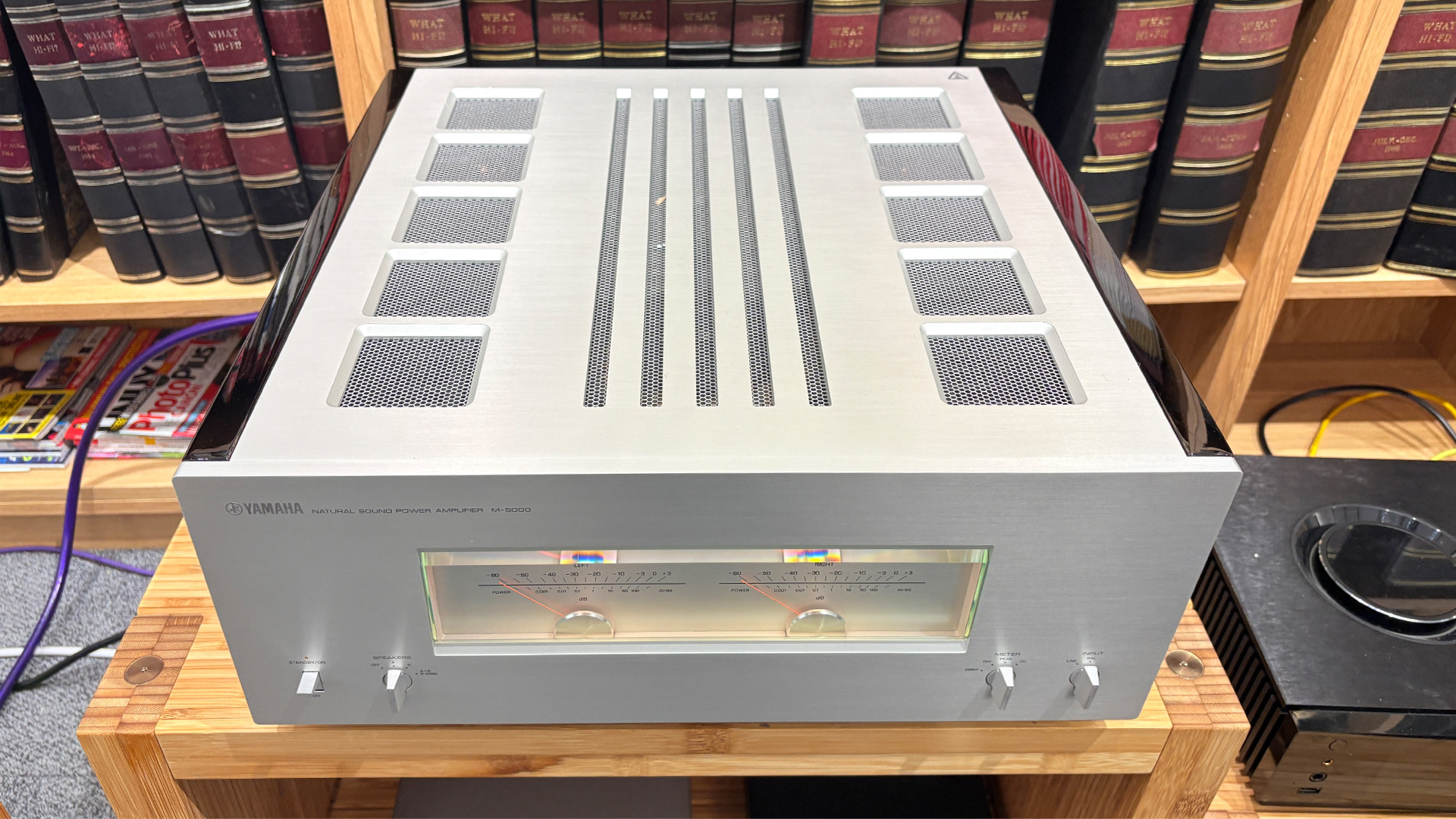 Yamaha M-5000 power amplifier on wooden hi-fi rack front/down view