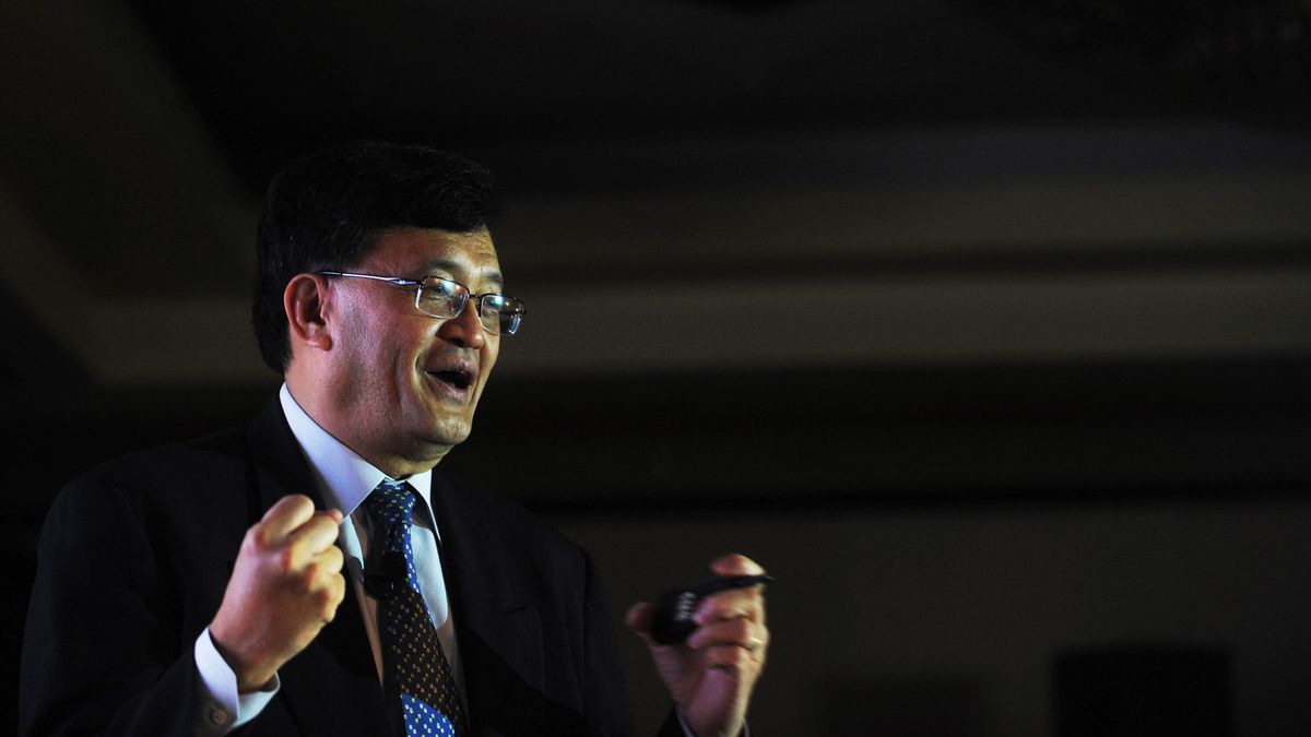 Lip-Bu Tan delivers the key-note address during the CDN Live conference in Bangalore on November 19, 2009.