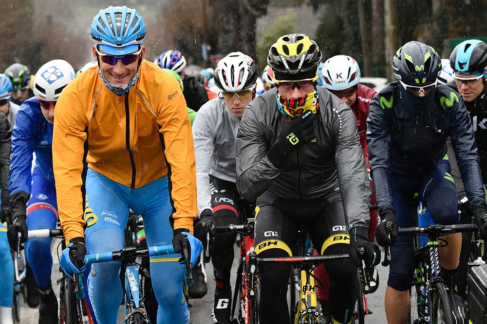 Gatis Smukulis and Sylvain Chavanel at the start