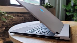 Alienware X14 auf einem Tisch