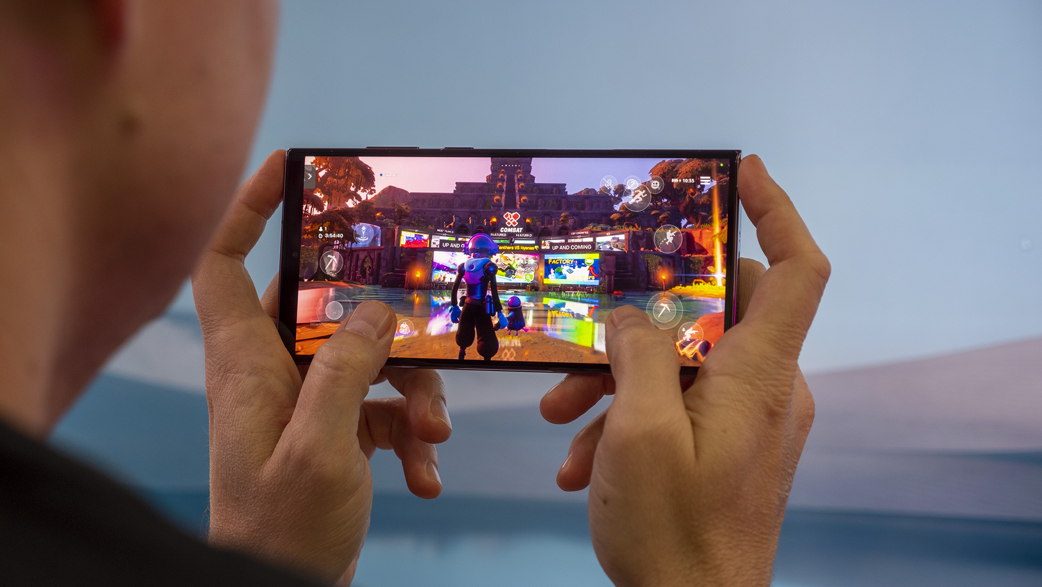 Jogando Fortnite no GeForce Now em um Samsung Galaxy S22 Ultra