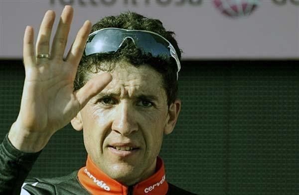 Carlos Sastre (Cervelo Test Team) waves from the podium.