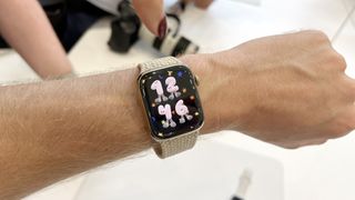 En Apple Watch 8 runt en persons handled som visar tiden på urtavlan.