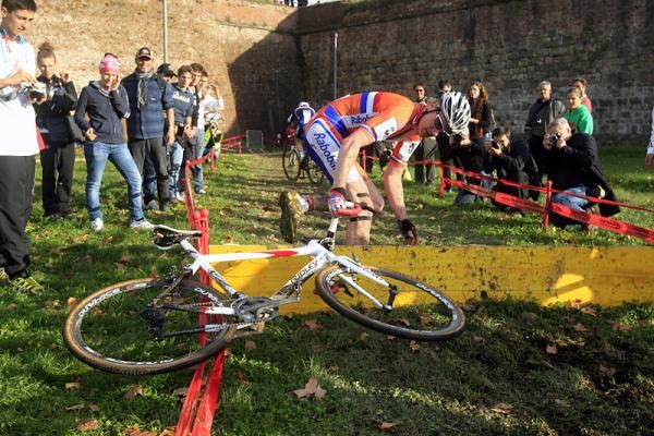 Tijmen Eising (Netherlands) has a mishap on the barriers.
