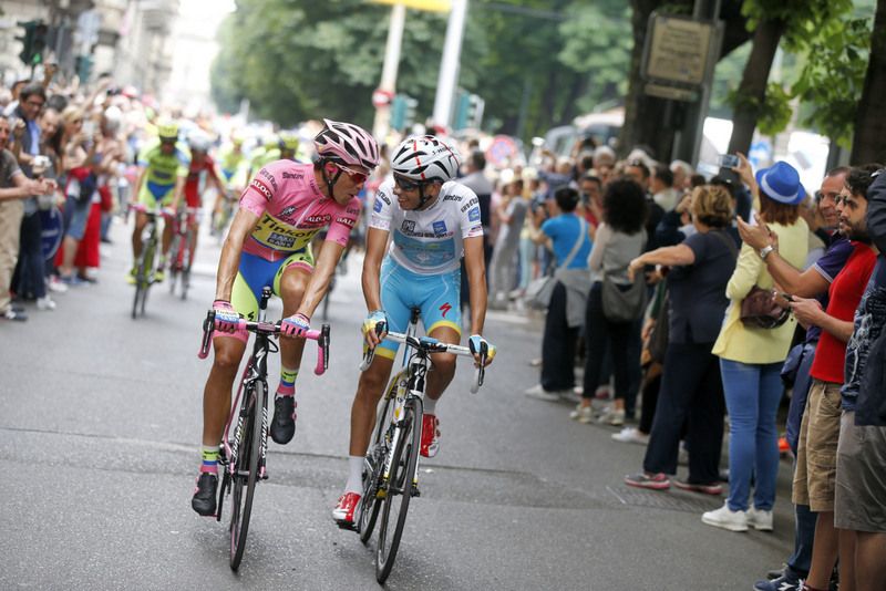 Alberto Contador and Fabio Aru have a chat