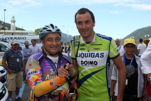 Aldo Sassi greets his charge Ivan Basso at the start of the Tre Valli Varesine