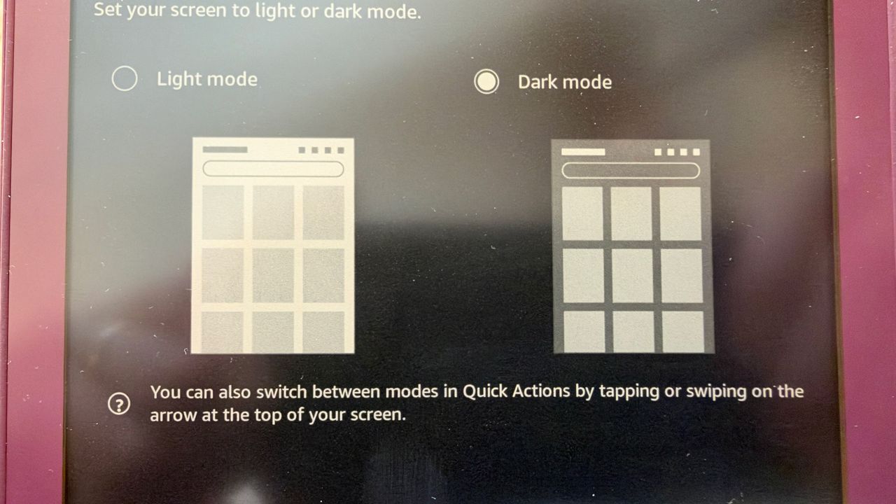 Amazon Kindle Colorsoft Dark Mode controls