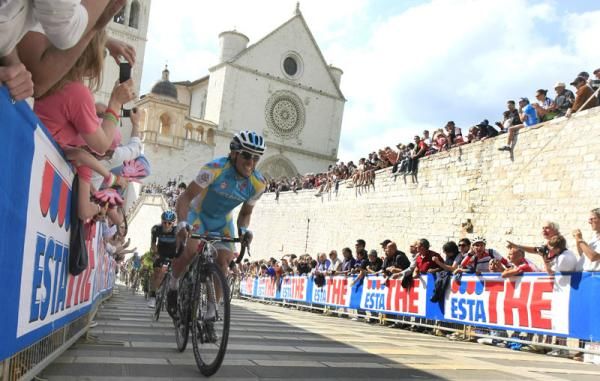 Paolo Tiralongo (Astana Pro Team) strings out the leaders