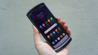 El Motorola Razr 2020 desplegado en la mano de alguien