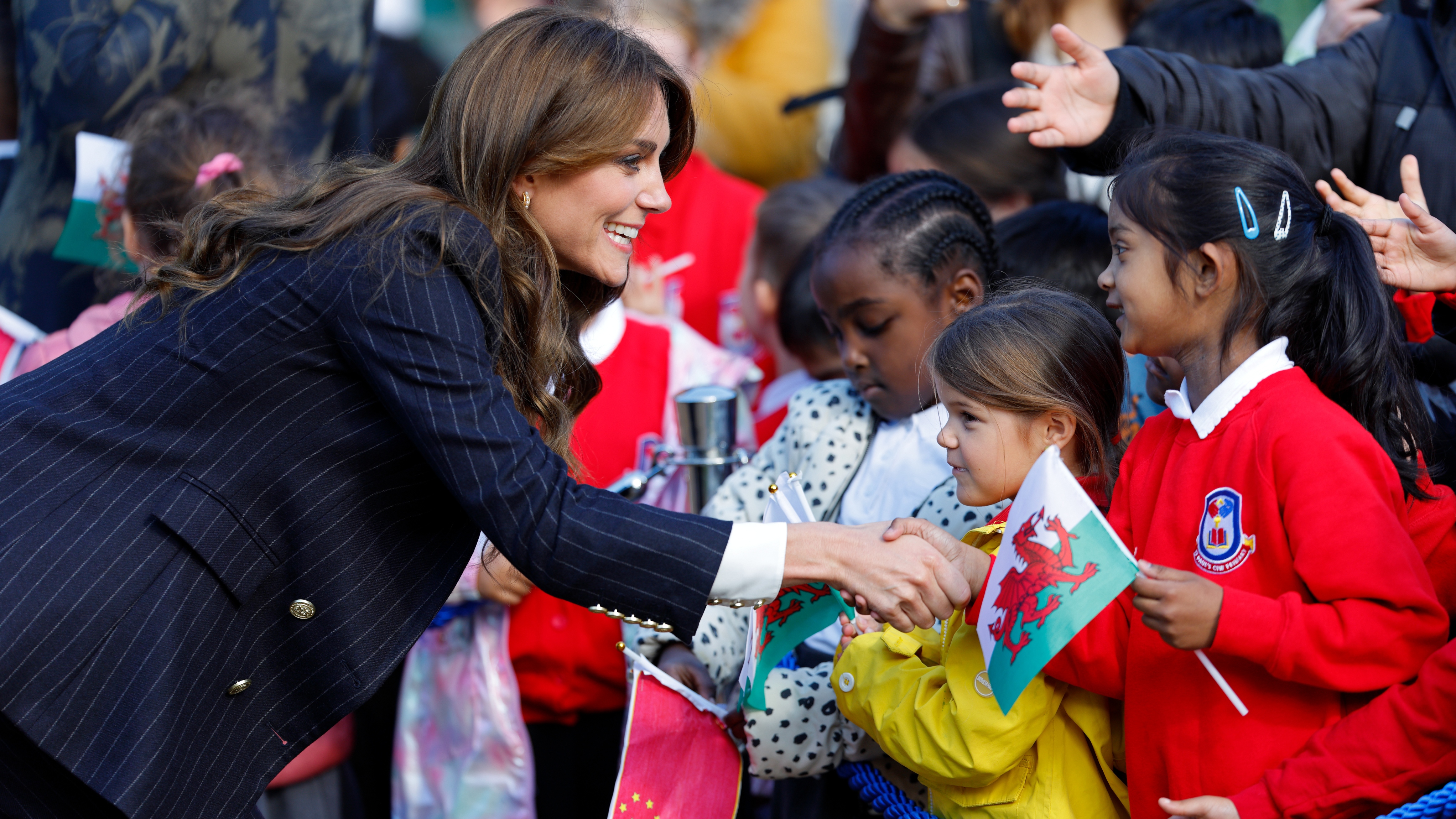 Catherine, princezna z Walesu, potkává místní žáky během návštěvy pavilonu Grange