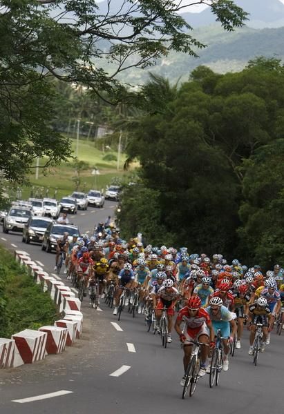 a group of 40 riders stayed together towards the end of the race, although a few dropped off near the end of the stage.