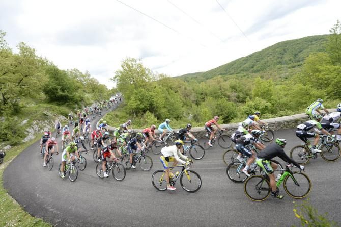 The peloton race by on stage 7 of the Giro d'Italia