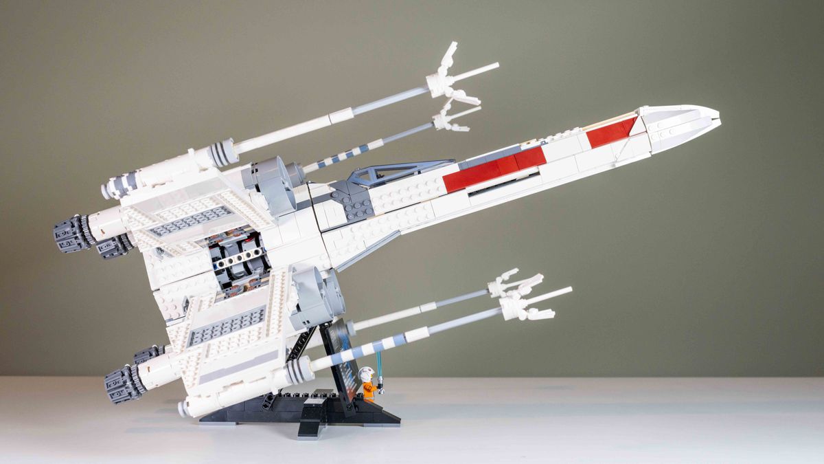 Lego UCS X-Wing Starfighter side view, facing right
