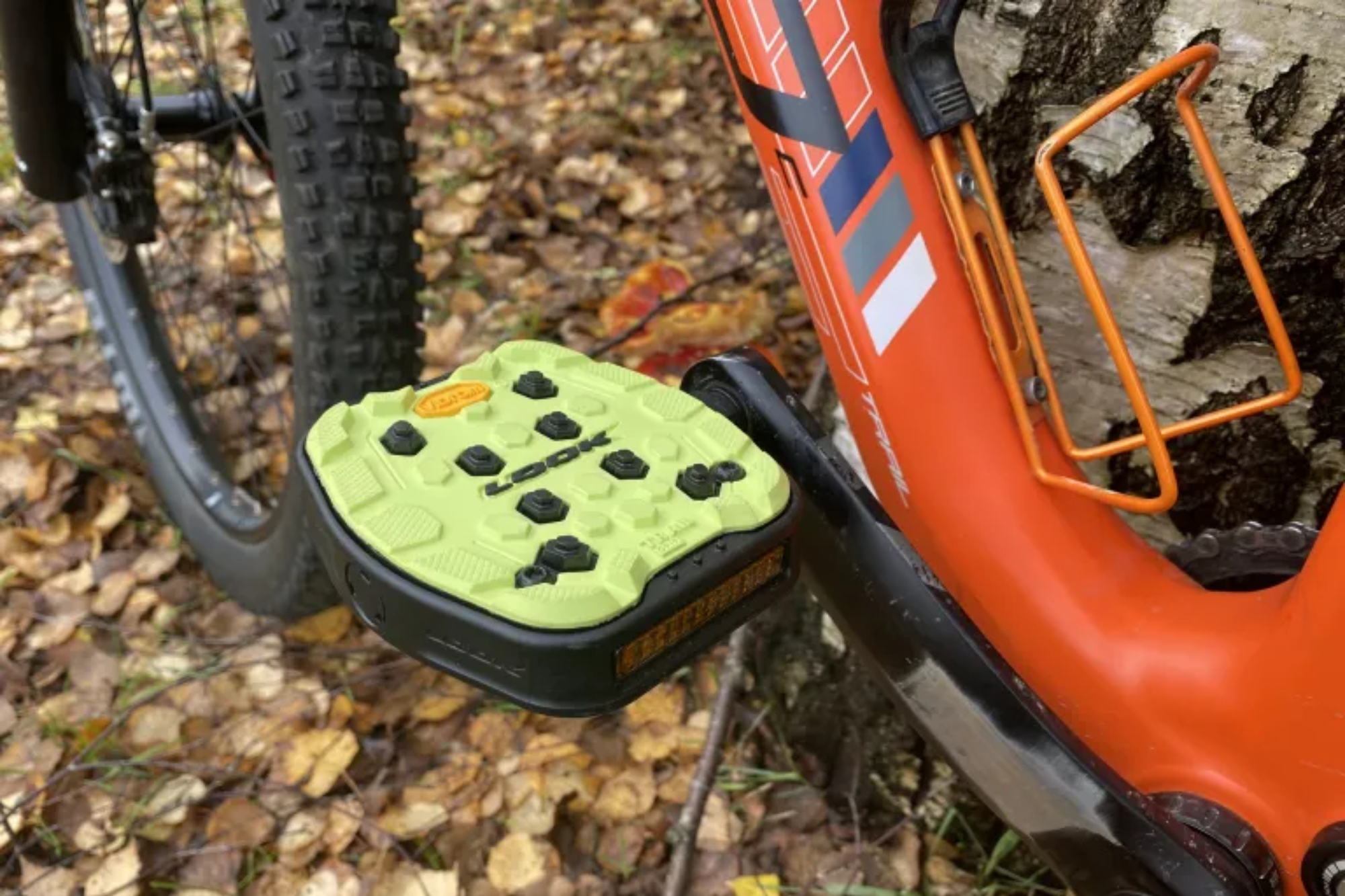 Image shows the Look Trail Grip flat pedals mounted on a bike.