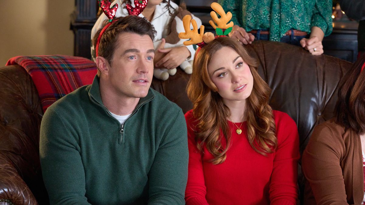 Robert Buckley, Amy Groening in &#039;Twas the Date Before Christmas