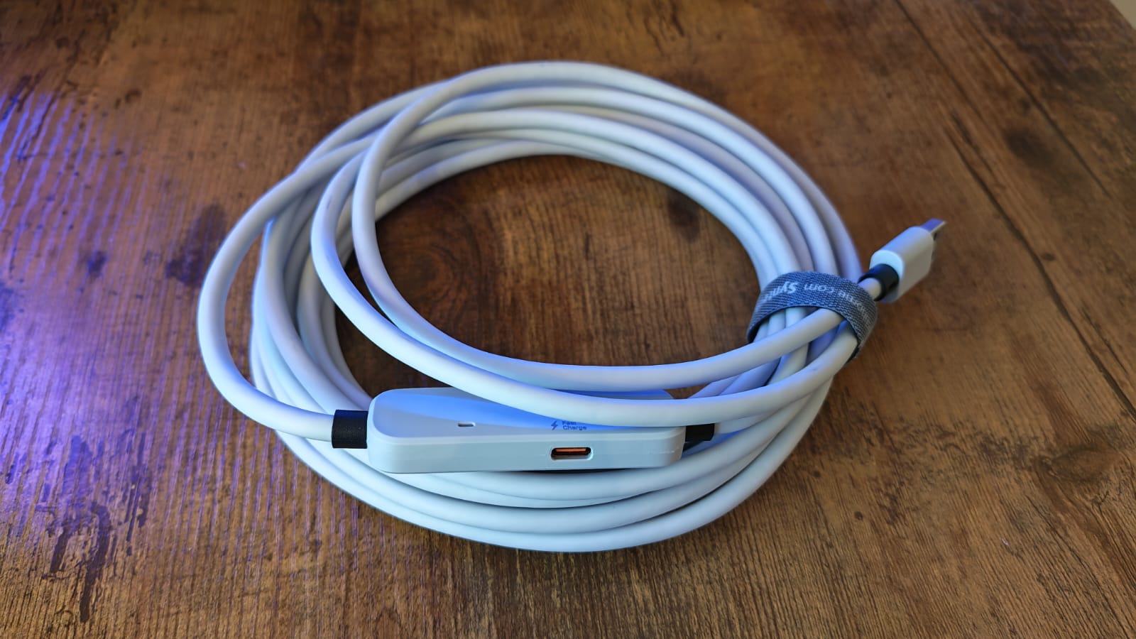 The white Syntech Link Cable on a gaming desk