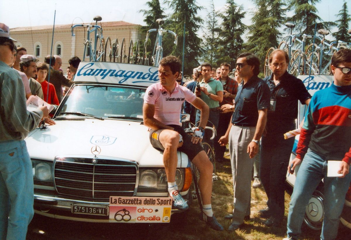 Bernard Hinault relaxes in the pink jersey ahead of stage 16 at the 1985 Giro d'Italia
