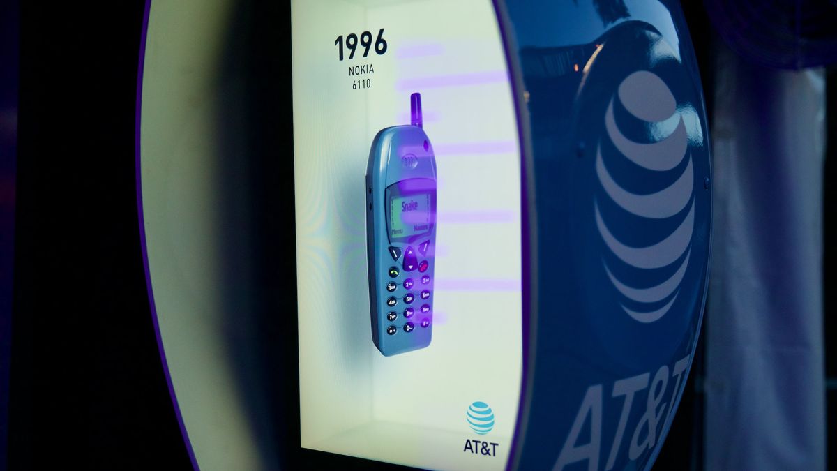 AT&amp;T&#039;s activation debuting the Proto M hologram device in Dallas to sunning spinning holograms about the history of the mobile phone. 