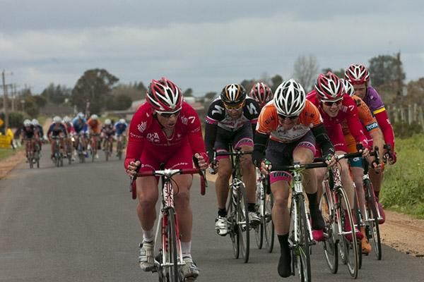 A large group at the front split in two in the second half of the 12-lap race and left the big guns on GC at the front.