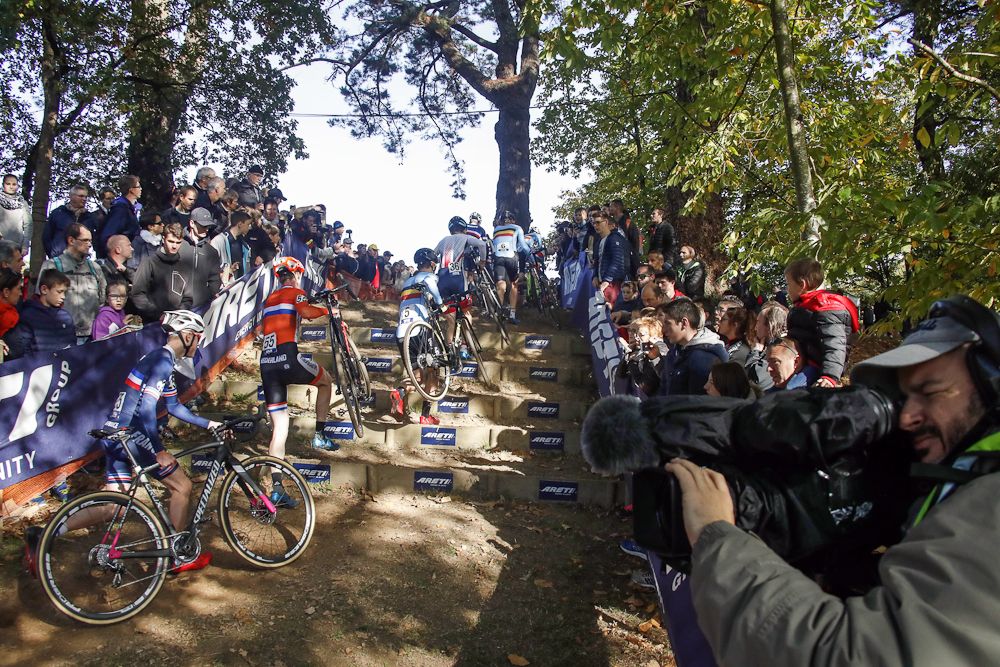 The Junior men on the barriers at the European championships