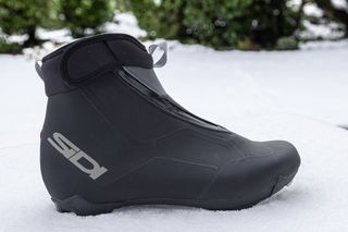 A single right foot Sidi Algor boot in the snow