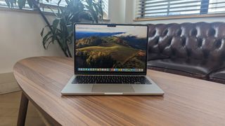Apple MacBook Air 13" (M3) kahvilan puisella pöydällä