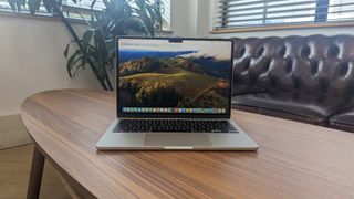 Nieuwe MacBook Air 13-inch met M3 gebruikt in een café