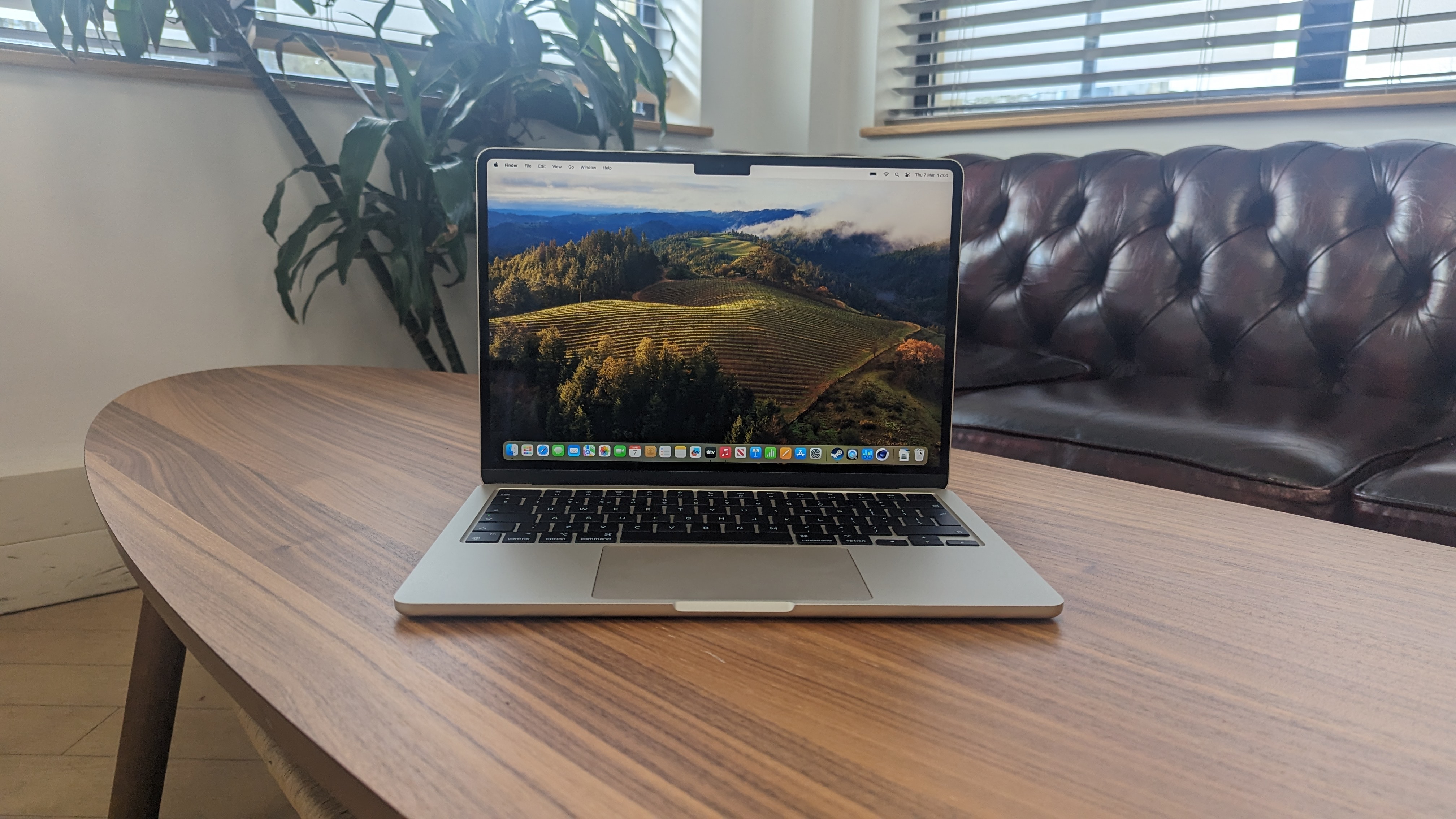Nuevo MacBook Air de 13 pulgadas con M3 en uso en una cafetería