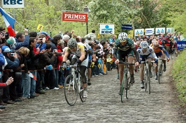 The Muur van Geraardsbergen being tackled in 2008.