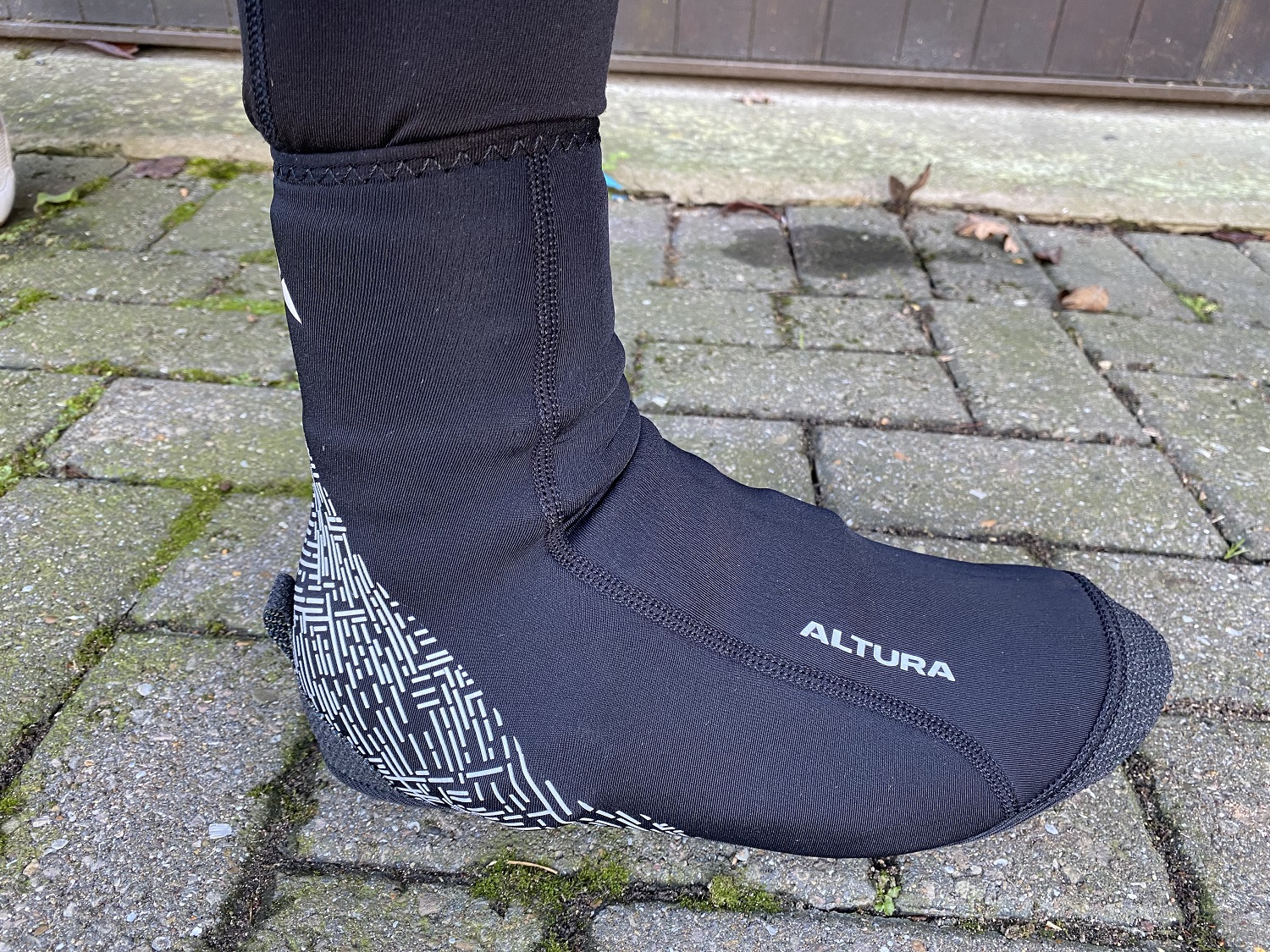 Rider wearing the Altura Thermostretch Windproof overshoes.