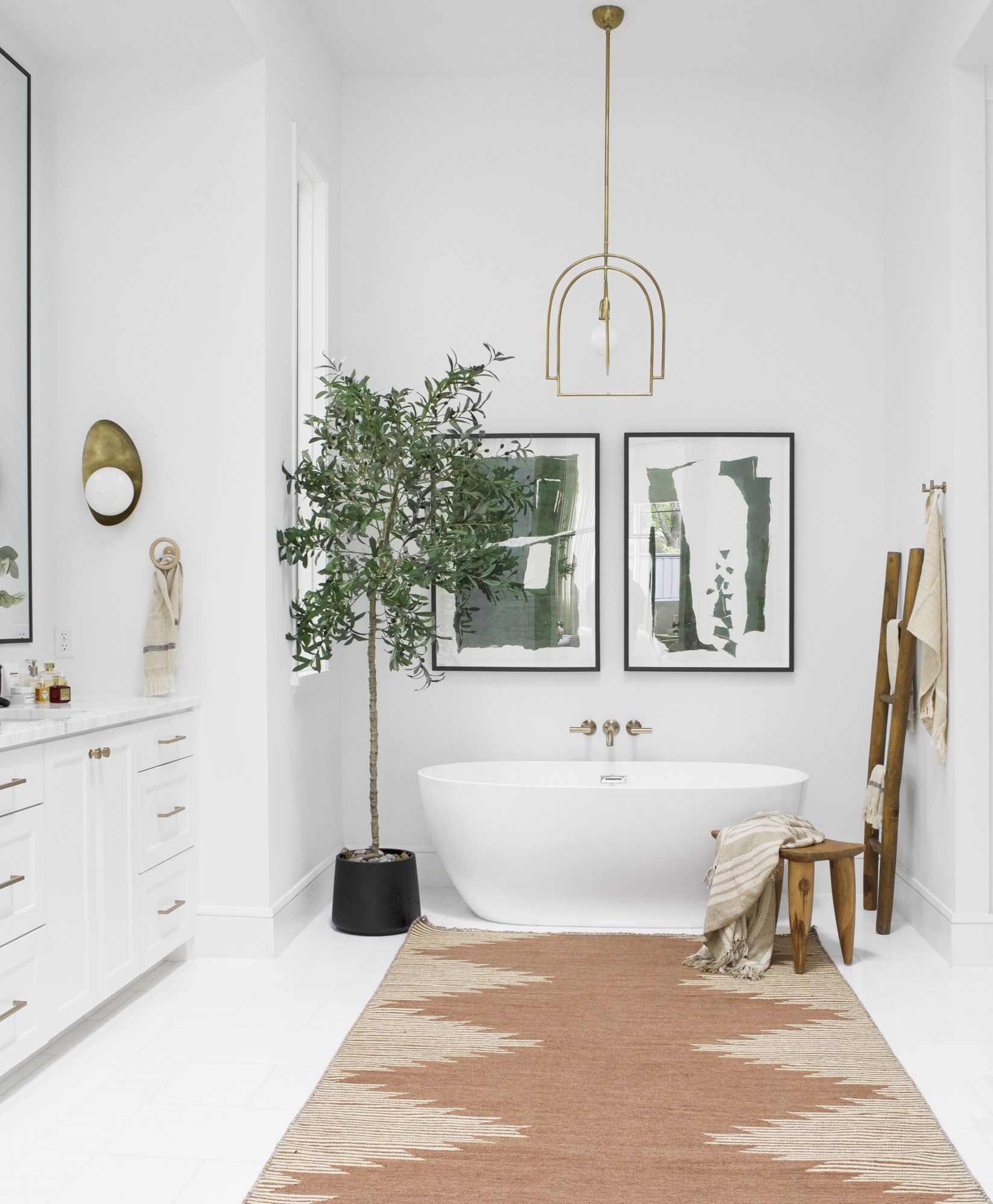 5 Ways to Make a Plain White Bathroom More Interesting | Livingetc