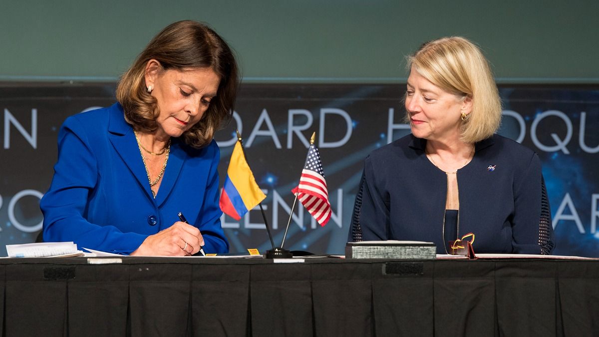 Colombian Vice President and Foreign Minister Marta Lucía Ramírez (left) signs the Artemis Accords.