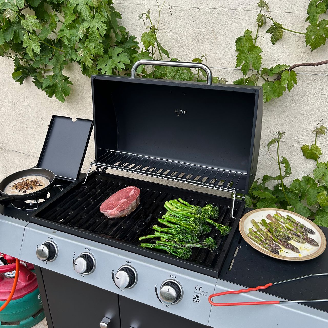 Testing the Vonhauds 4 + 1 burner gas BBQ at home