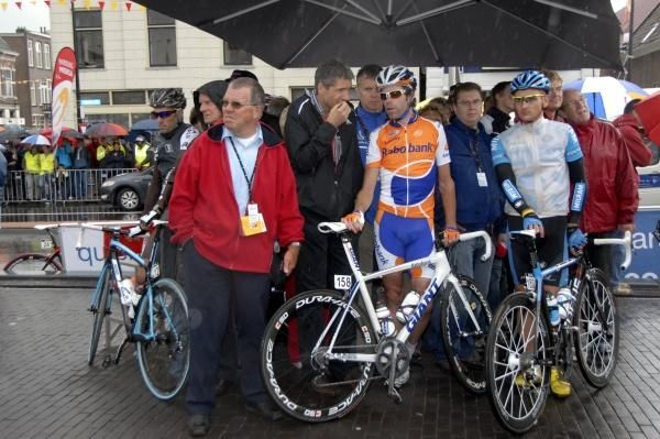 Bram Tankink (Rabobank) seeks some respite from the rain in Assen.