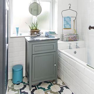 bathroom with mirror and bathtub