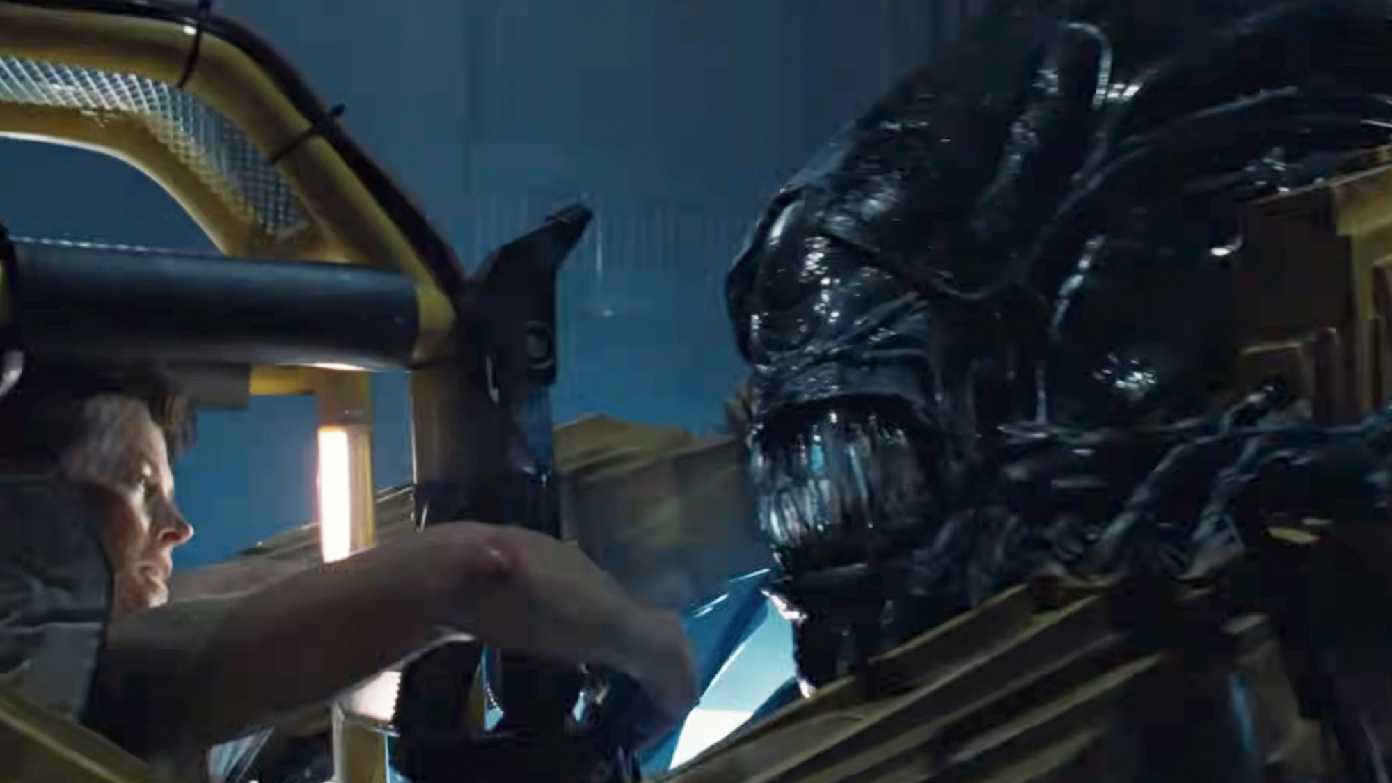 Sigourney Weaver in a front loader, fighting with an alien in Aliens