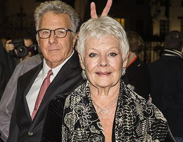 Dustin Hoffman perfectly photobombs Judi Dench