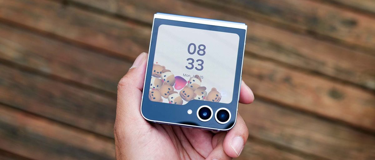 Samsung Galaxy Z Flip 6 showing dynamic FlexWindow lockscreen.