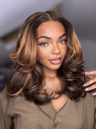 Effortlessly Chic Layered Haircut Wavy Glueless Hd Minimalist Lace Short Wig