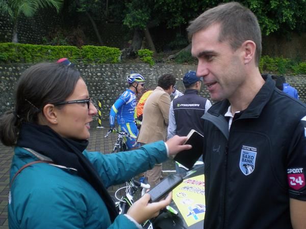 Saxo Bank directeur sportif Brad McGee conducts an interview at the Tour de Taiwan.