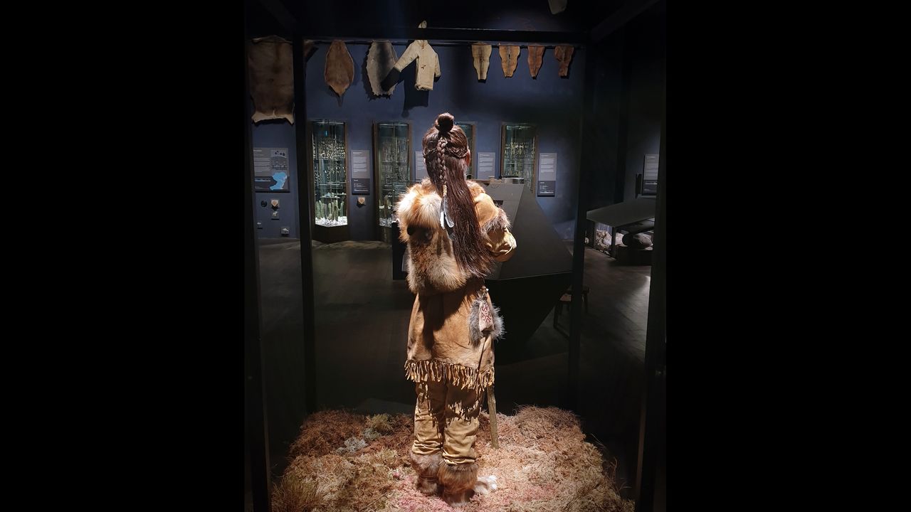 The Neolithic woman's clothing was inspired by those from Indigenous Americans, Indigenous Siberians and &Ouml;tzi the iceman mummy.