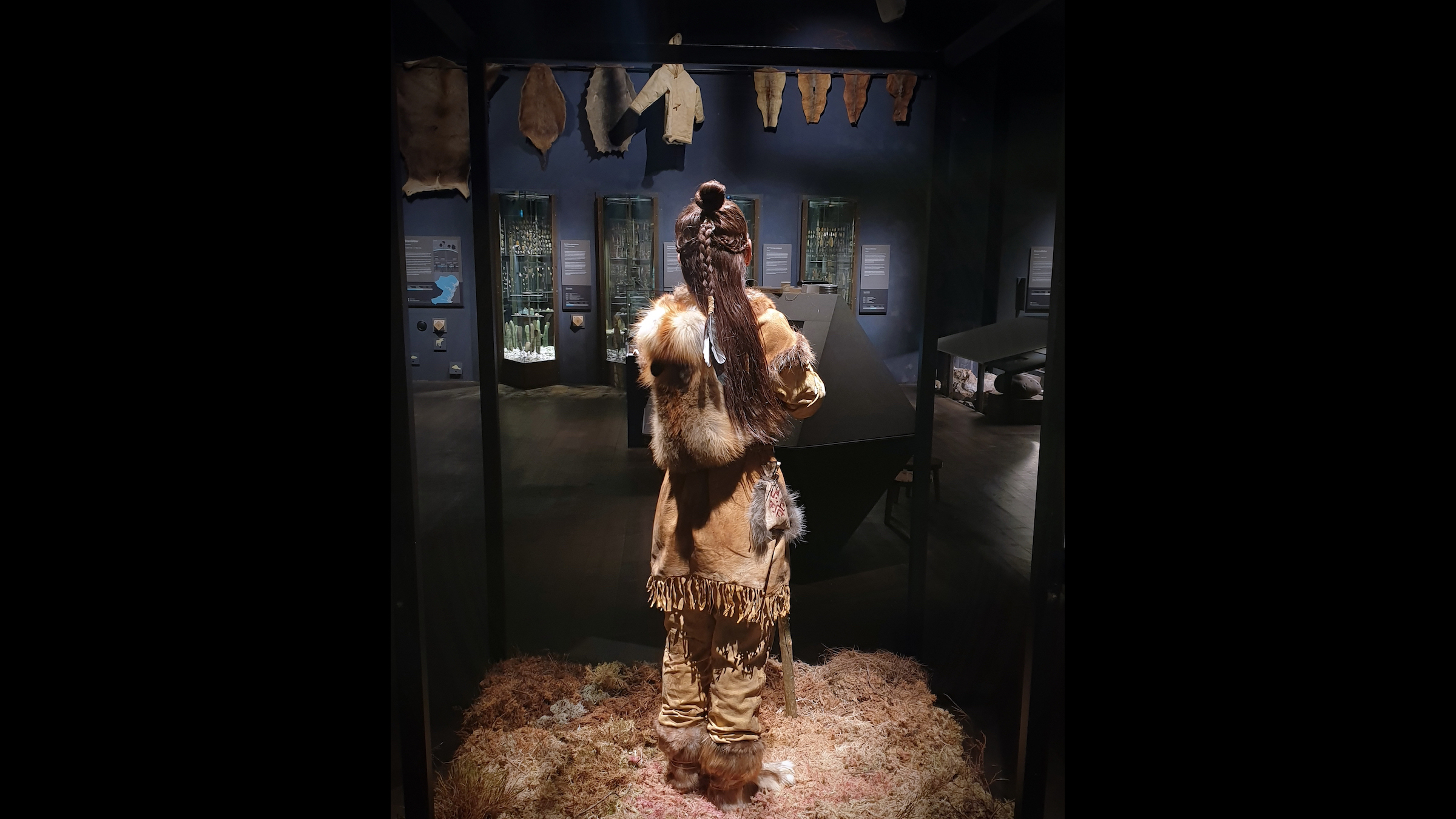 The Neolithic woman's clothing was inspired by those from Indigenous Americans, Indigenous Siberians and Ötzi the iceman mummy.