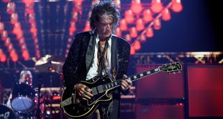 Joe Perry plays a three-pickup Gibson Les Paul Custom at the Rock And Roll Hall Of Fame Induction ceremony 2025