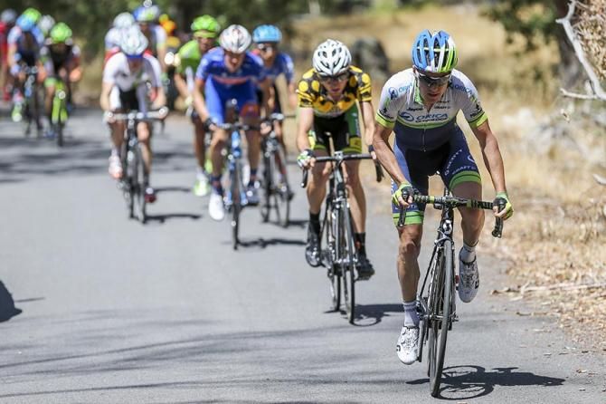 Simon Clarke makes an attack on the climb