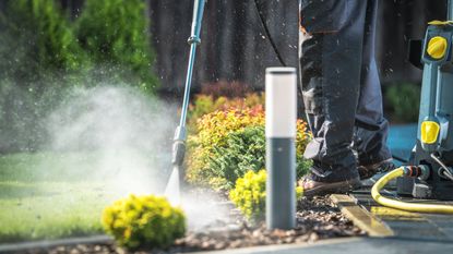 Pressure washer cleaning edging