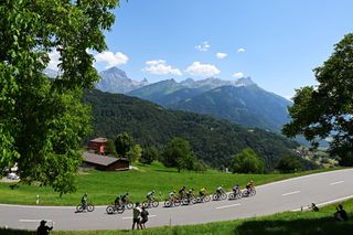 Tour de Suisse Men stage 5 LIVE: Gap between break and peloton is stable as heat sees list of abandons grow