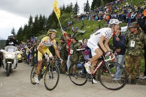 Andy Schleck (Team CSC) leads Gilberto Simoni (Saunier Duval-Prodir).