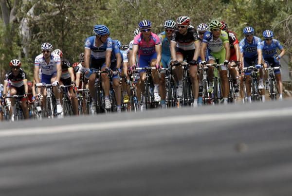 The peloton grinding through stage 4